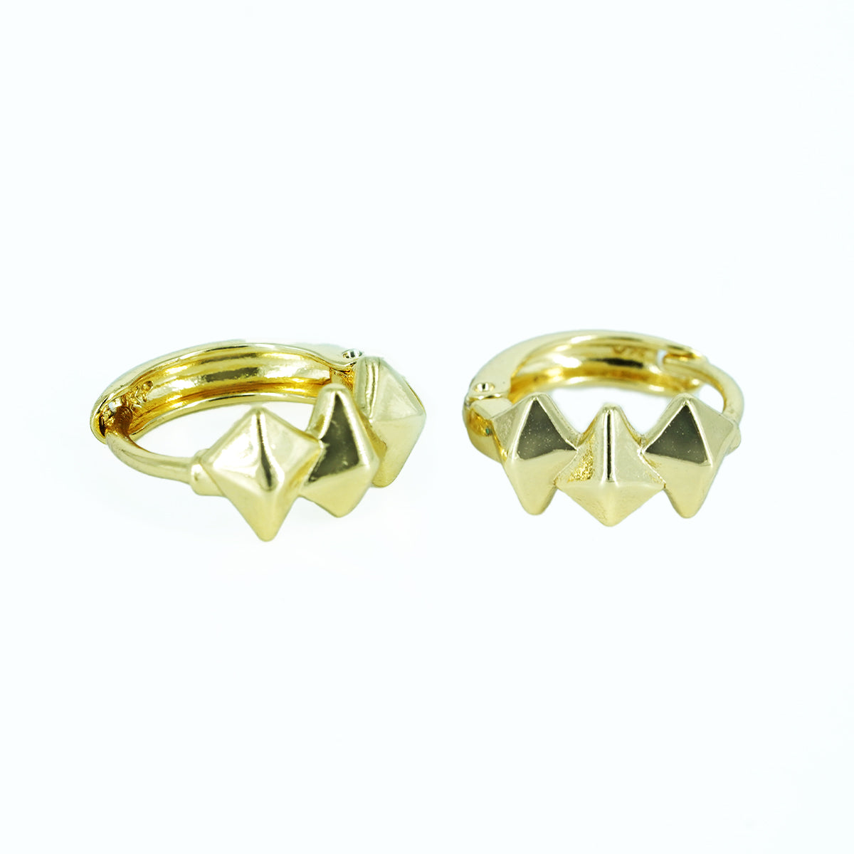 Stud earring in gold finish