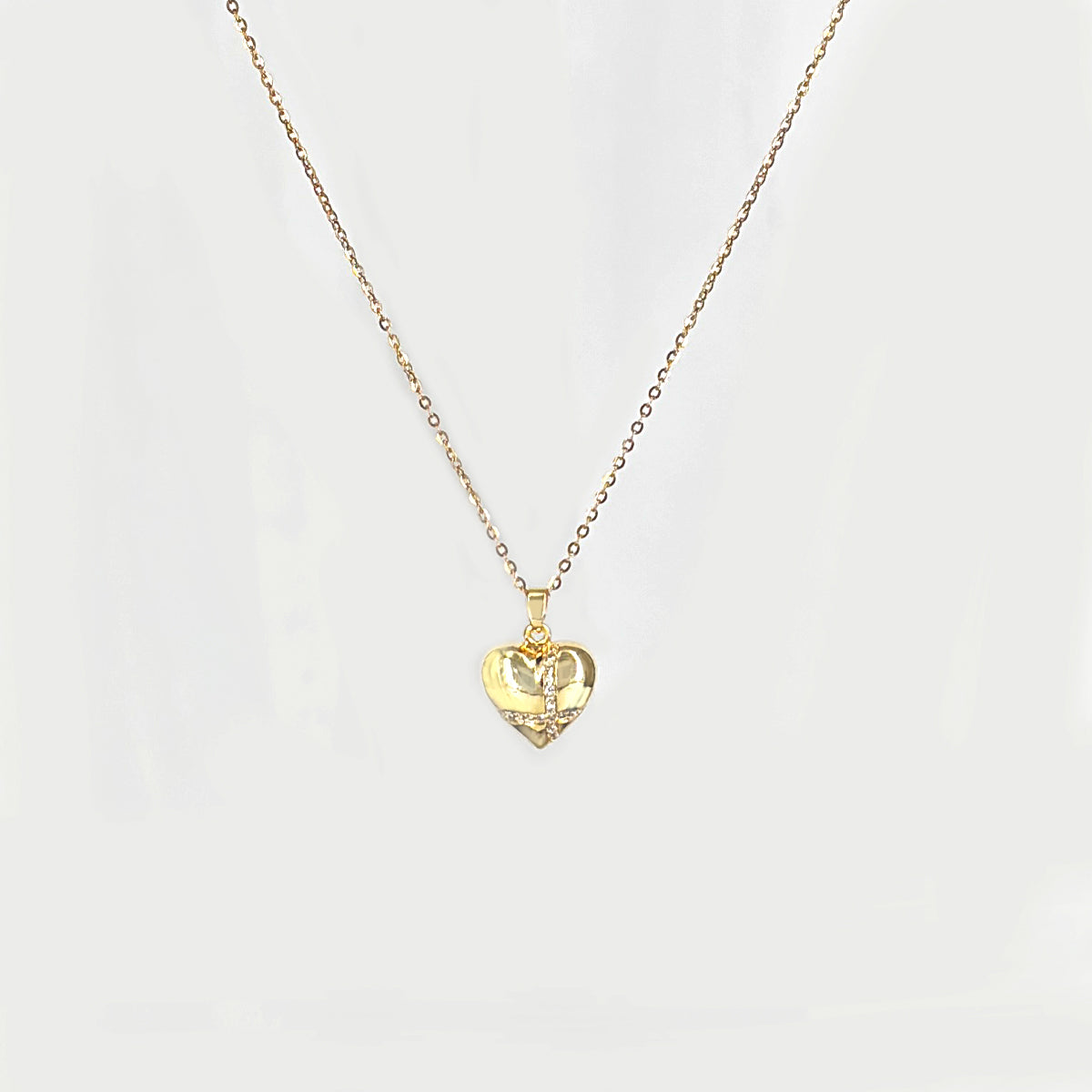 Exquisite heart-shaped gold pendant set