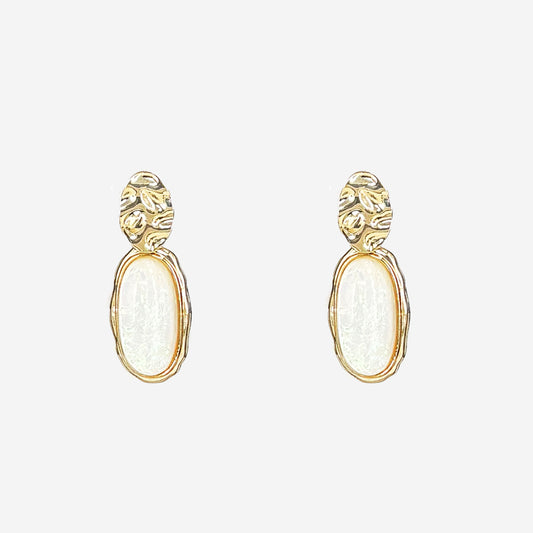 Long drop earrings in elegant pearl gold