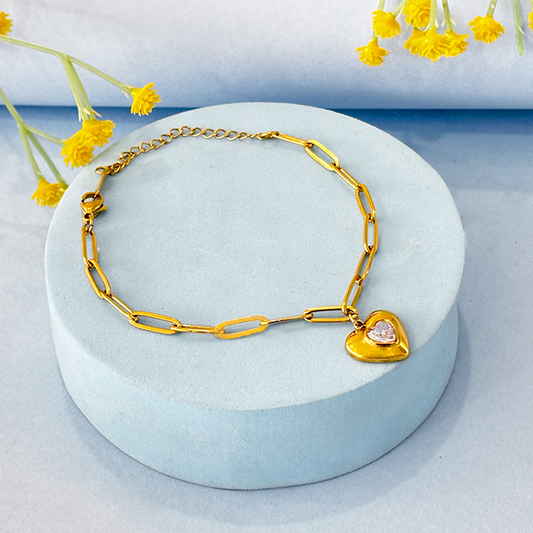 Elegant heart-shaped bracelet