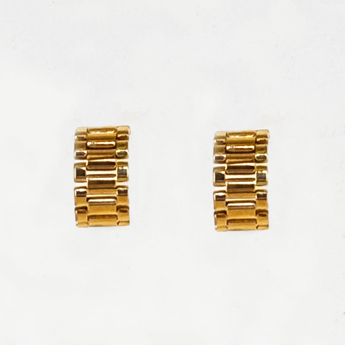 Semi-looped earrings in anti-tarnish gold finish