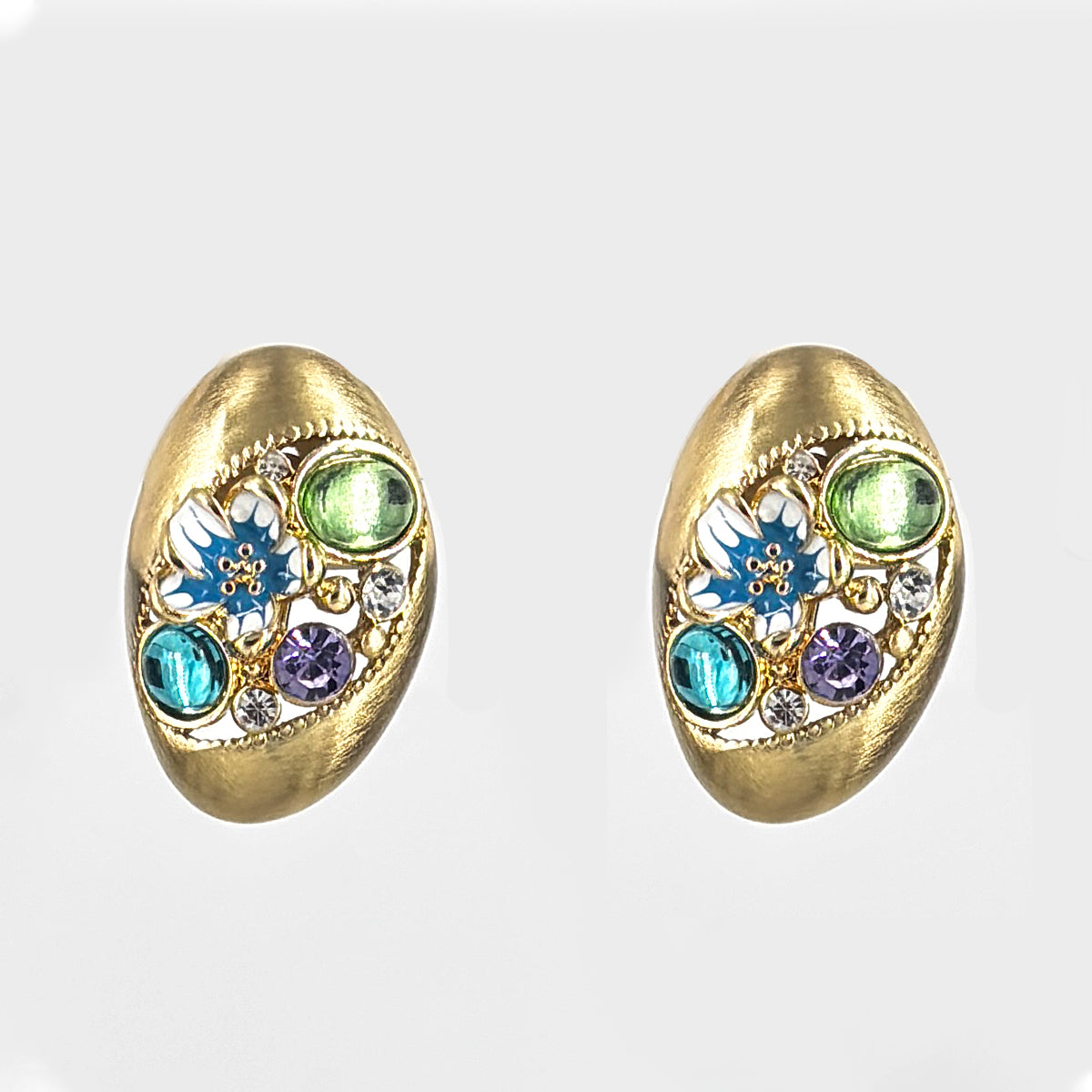 Gold pendant set with dazzling stones