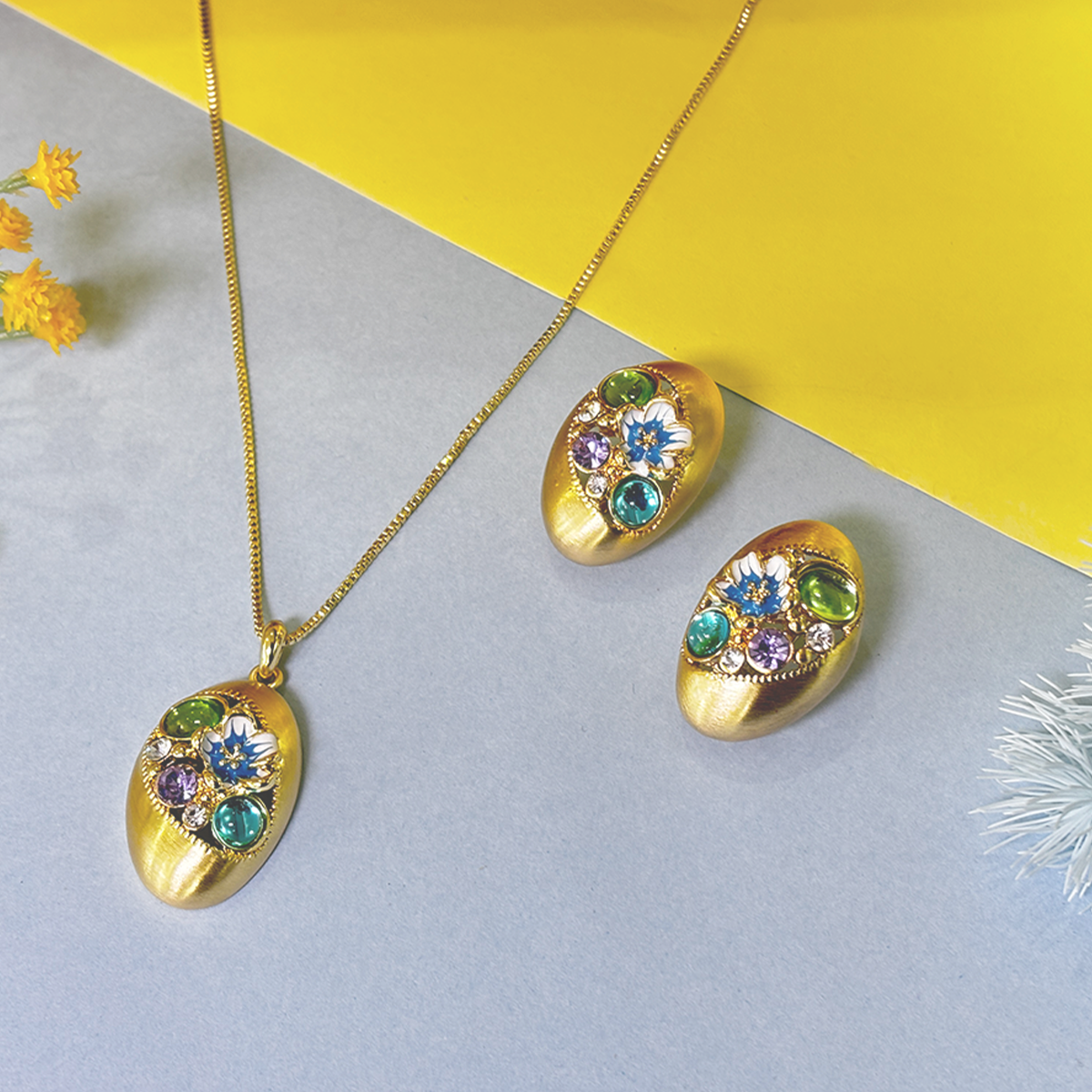 Gold pendant set with dazzling stones