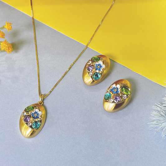 Gold pendant set with dazzling stones