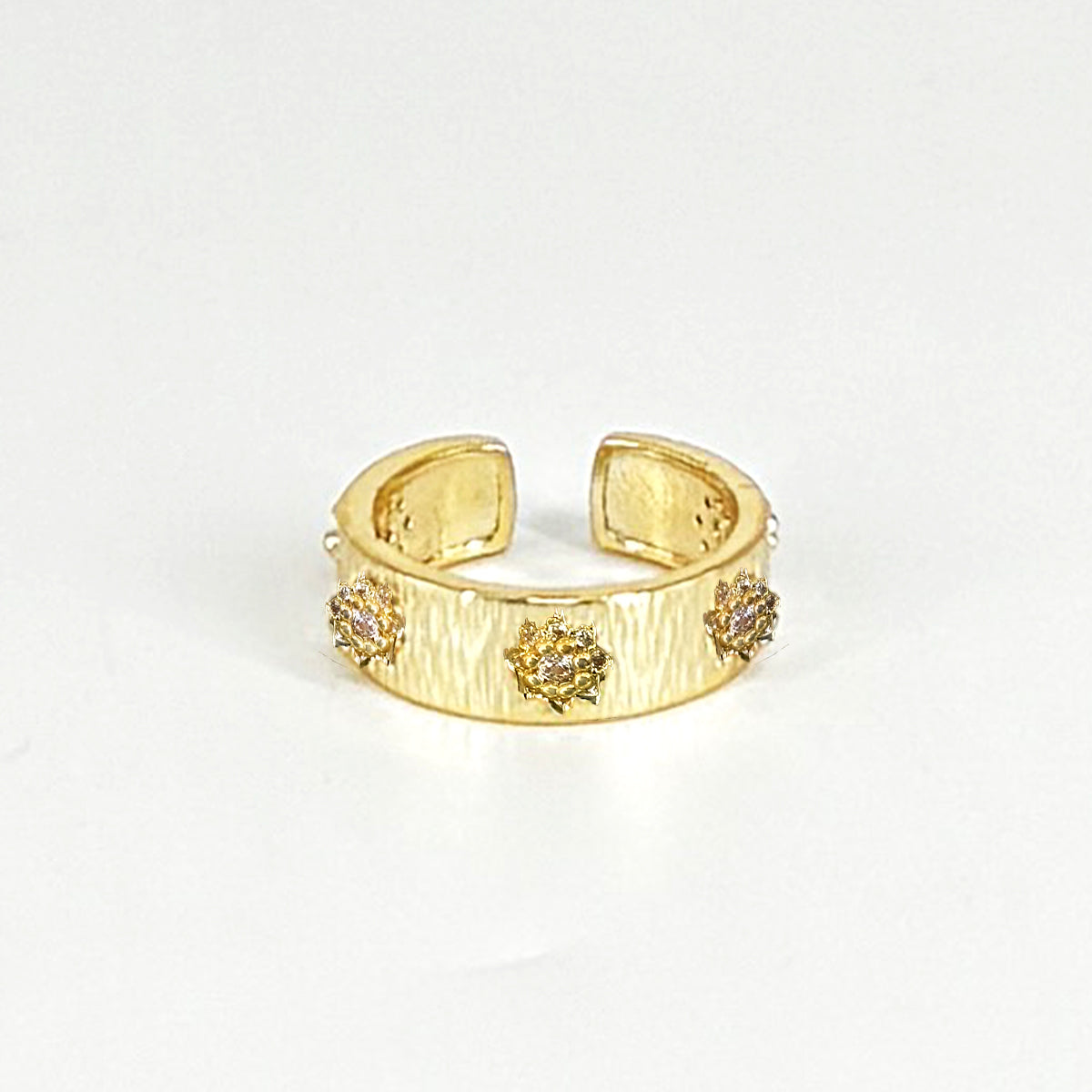 Sparkling zircon in gold finish ring